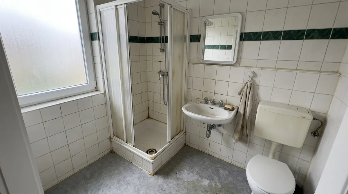 Kleines Duschbad, komplett neu: Bad vor der Sanierung